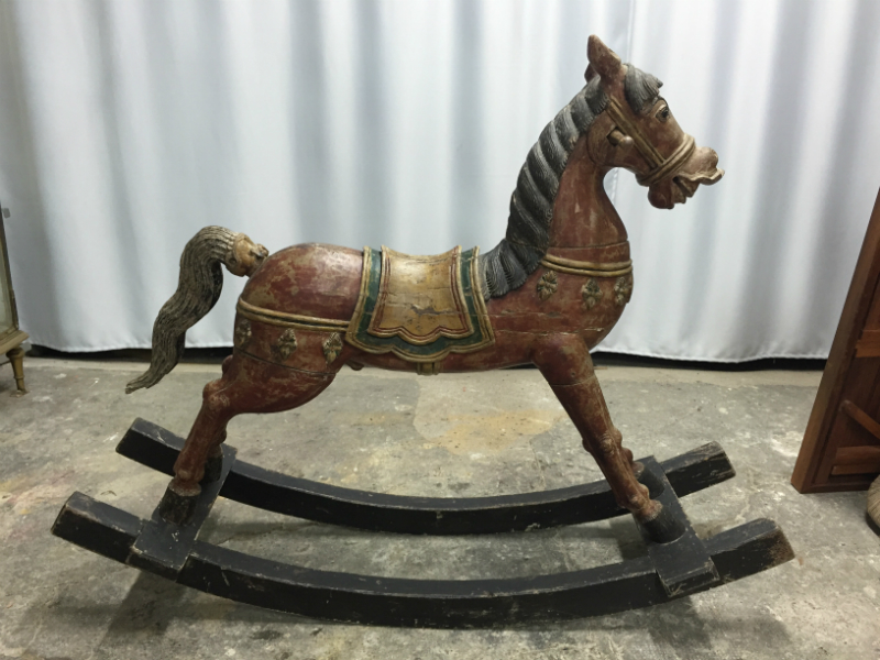 cheval à bascule en bois polychrome