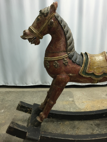 cheval à bascule en bois polychrome