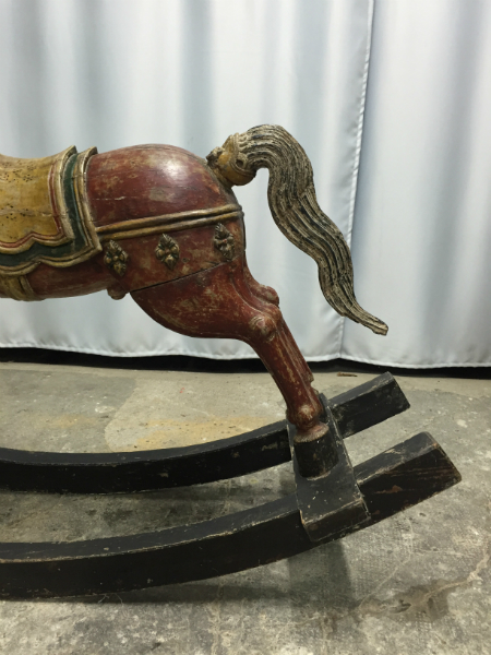 cheval à bascule en bois polychrome