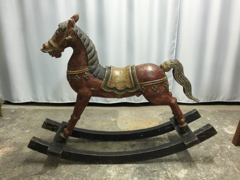 cheval à bascule en bois polychrome