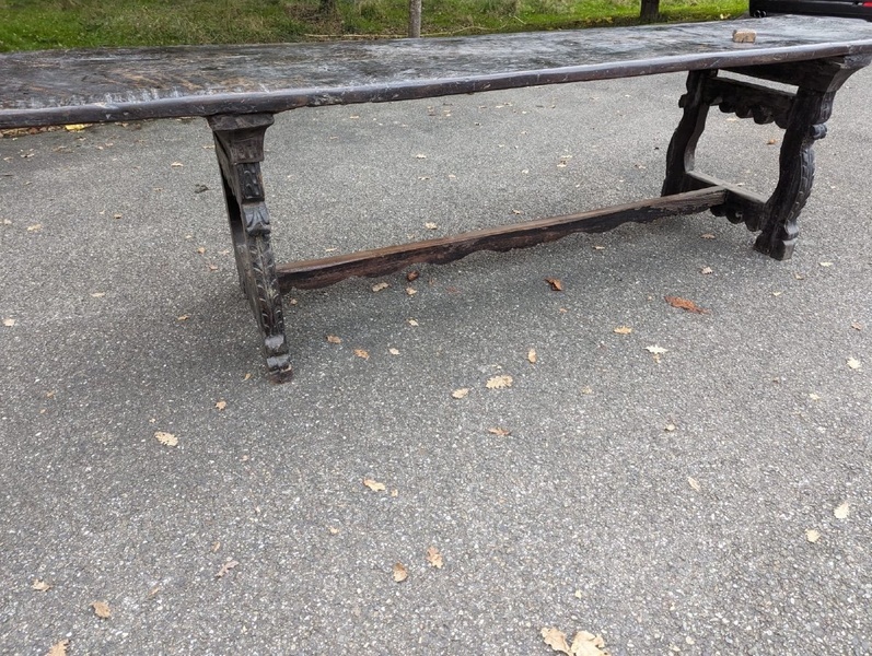 Table De Monastère